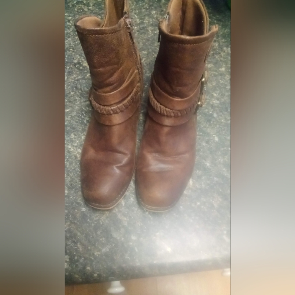 Boots - Picture 5 of 6